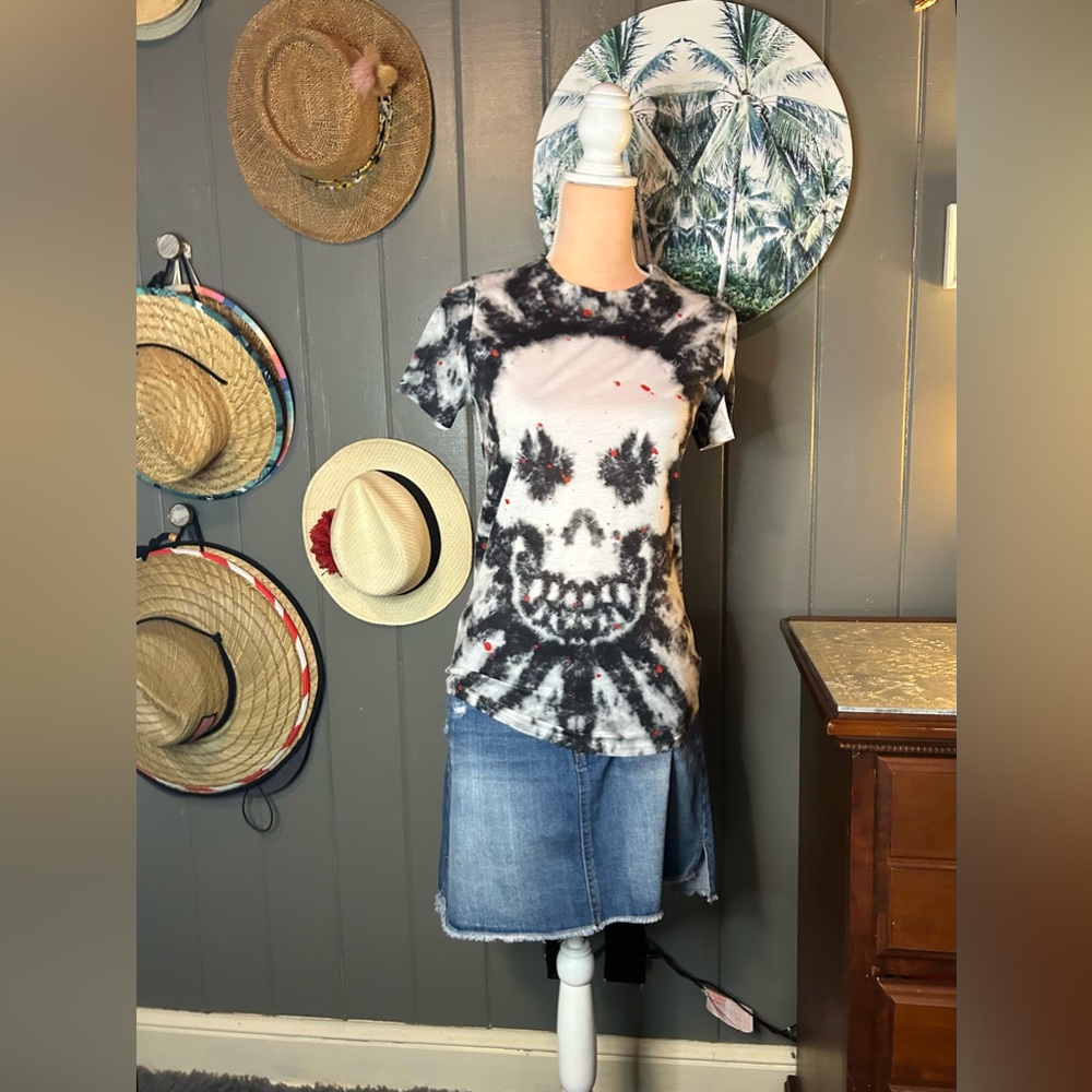 Skull Tye-Dye Black & White Small Tee - Picture 3 of 11